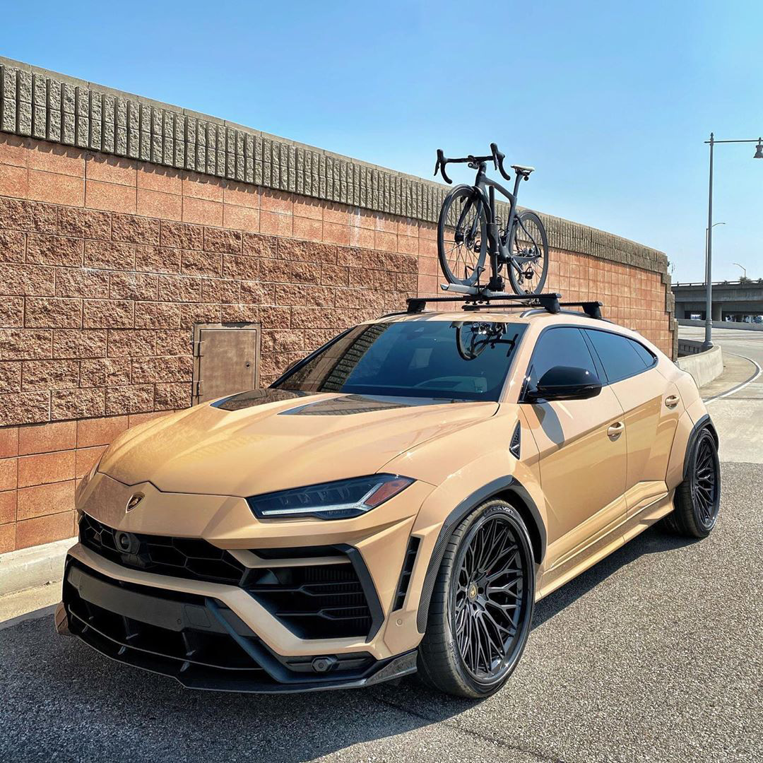 Siêu xe Lamborghini thân xe rộng, phủ lớp cát sa mạc, giá đắt đỏ - Hình 3