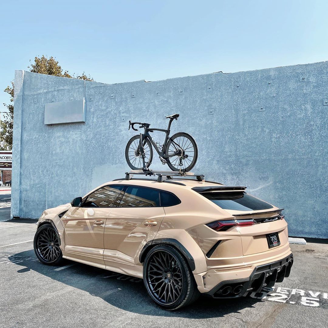 Siêu xe Lamborghini thân xe rộng, phủ lớp cát sa mạc, giá đắt đỏ - Hình 2