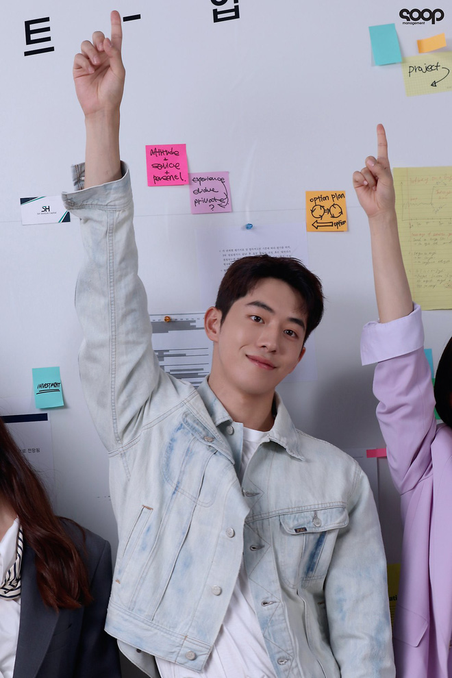 Suzy phúng phính thấy rõ nhưng vẫn cực xinh bên cạnh Nam Joo Hyuk ở hậu trường Start Up - Hình 16