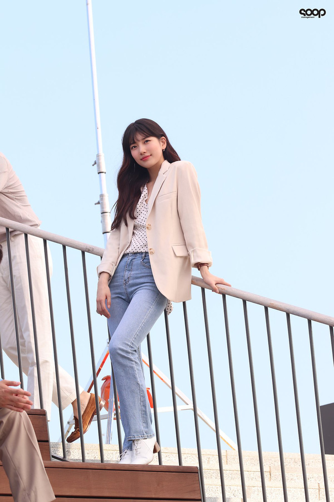 Suzy phúng phính thấy rõ nhưng vẫn cực xinh bên cạnh Nam Joo Hyuk ở hậu trường Start Up - Hình 7