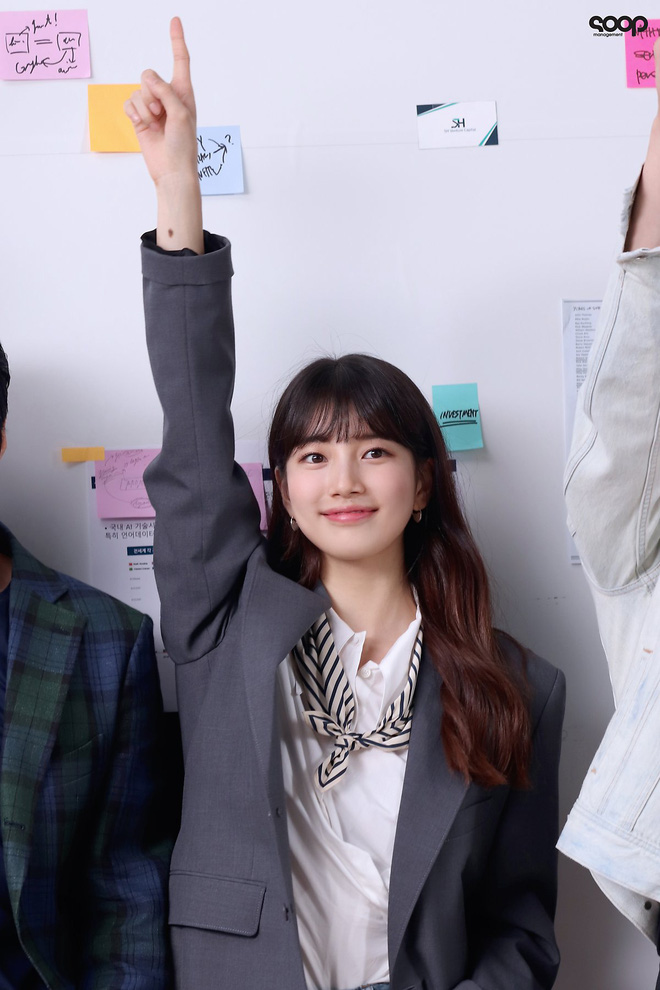 Suzy phúng phính thấy rõ nhưng vẫn cực xinh bên cạnh Nam Joo Hyuk ở hậu trường Start Up - Hình 12