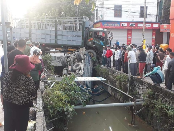 Xe tải rơi xuống mương, tài xế thiệt mạng - Hình 1