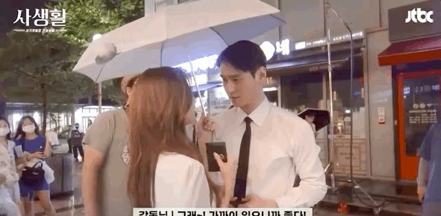 Hậu trường Go Kyung Pyo ý tứ cầm tay Seohyun chỉ cách che dù, đạo diễn Đời Tư cười ngẩn ngơ nhìn thuyền tự đẩy - Hình 2