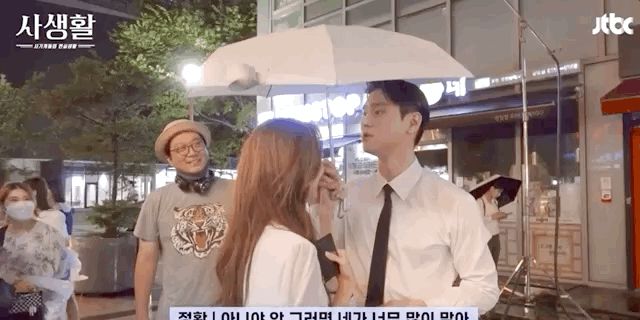 Hậu trường Go Kyung Pyo ý tứ cầm tay Seohyun chỉ cách che dù, đạo diễn Đời Tư cười ngẩn ngơ nhìn thuyền tự đẩy - Hình 1