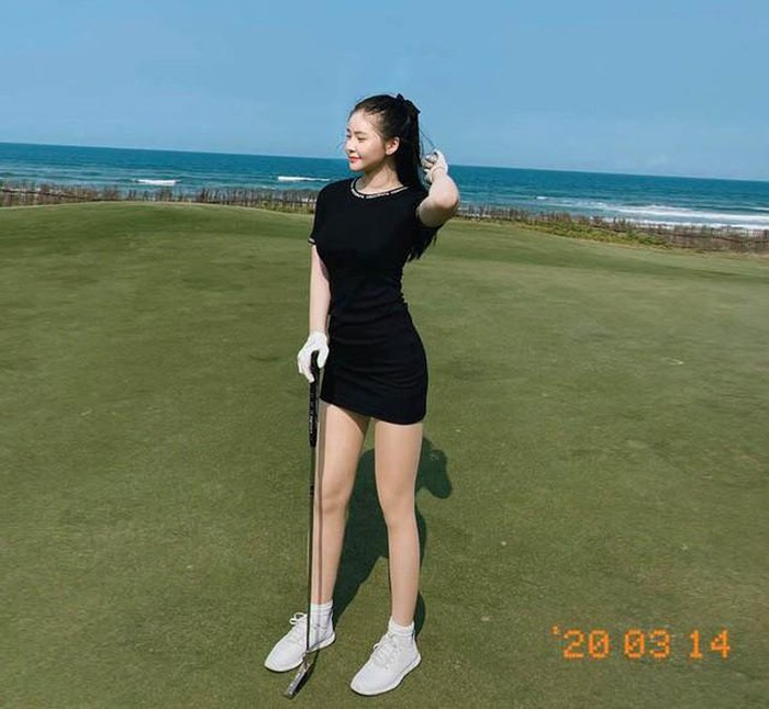 Hotgirl RMIT khoe dáng trên sân cỏ khiến hội golf thủ đổ rầm rầm - Hình 2