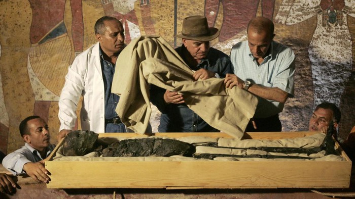 Open the lid of Egypt's most famous coffin, suddenly see what's inside - Photo 5