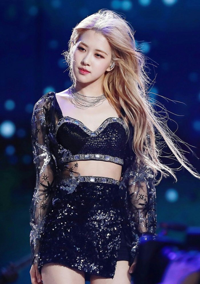 Đừng ngại thay đổi kiểu tóc như Rosé Blackpink. Cô ấy luôn tìm cách kết hợp màu tóc và kiểu tóc để sáng tạo ra phong cách riêng. Xem hình ảnh để tìm hiểu cách Rosé thay đổi kiểu tóc liên tục mà vẫn giữ được phong cách đặc trưng của cô ấy.