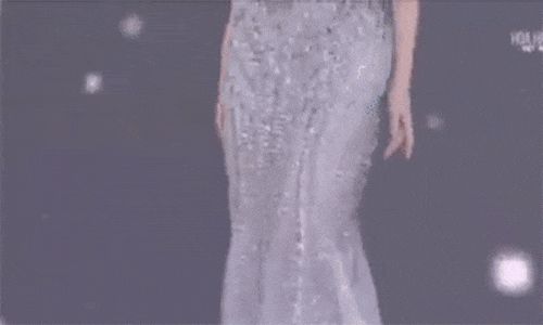 Những màn catwalk như mãng xà, bạch tuộc gây sốc của mỹ nhân Việt - Hình 2