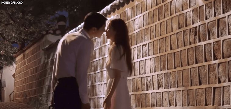 Go Kyung Pyo hôn nhẹ mà Seohyun ngã liêu xiêu ở hậu trường Đời Tư, chị đại lừa đảo sao lại dễ đổ thế này? - Hình 1