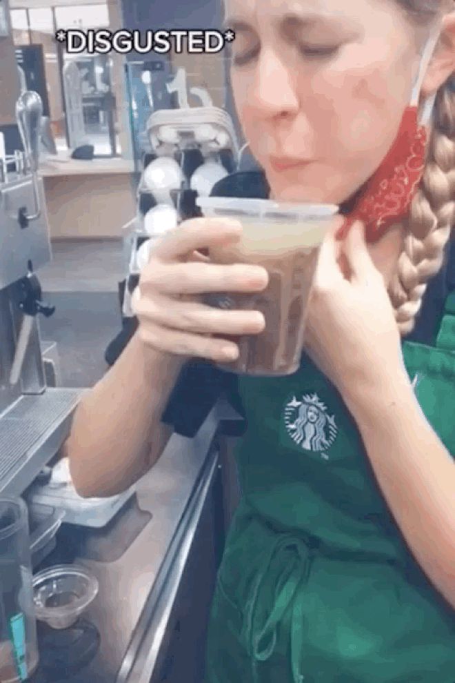 Hoang mang về clip nhân viên Starbucks nhổ lại đồ uống vào ly của khách sau khi nếm thử - Hình 1