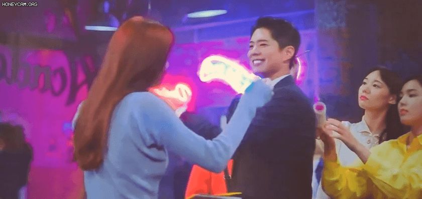 Lee Sung Kyung khoe thân gợi cảm rồi được Park Bo Gum ôm cứng ở màn cameo tại Record Of Youth - Hình 5