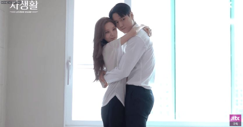 Seohyun và Go Kyung Pyo thoát y ở hậu trường Đời Tư: Mắt đờ đẫn, tay chân lóng ngóng nên bị cắt sạch cảnh này là phải! - Hình 4