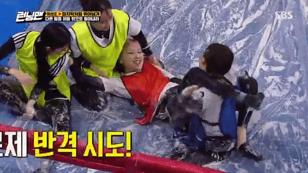 Fan xót xa khi Jisoo (BLACKPINK) bị Jeon So Min đạp té chỏng chơ tại Running Man - Hình 4