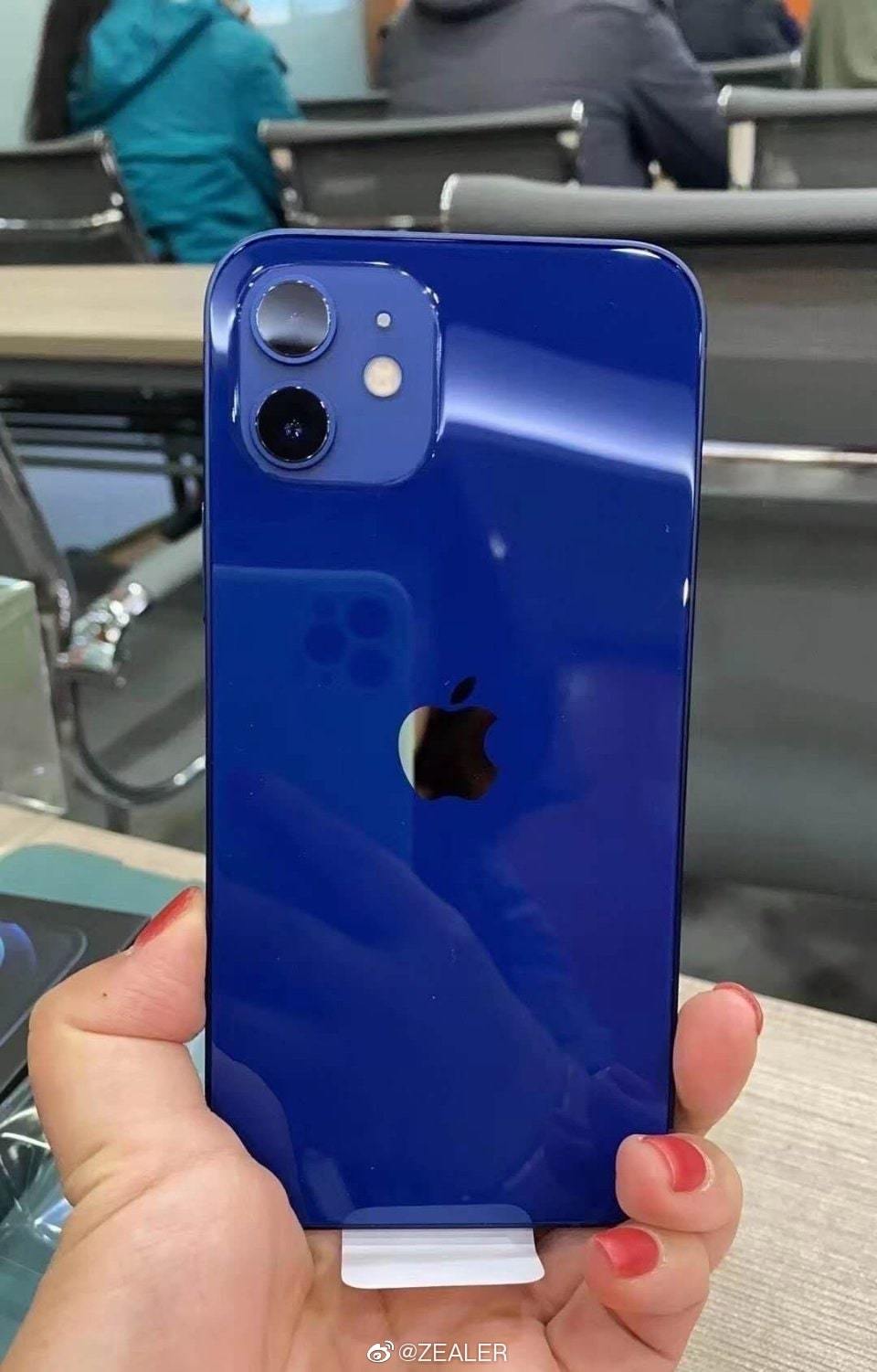 Màu xanh dương với iPhone 12 thật sự là một sự kết hợp hoàn hảo của màu sắc và thiết kế tinh tế. Chưa từng có chiếc điện thoại nào lại trông thật uyển chuyển và sang trọng như vậy. Hãy xem hình ảnh để khám phá thêm chi tiết về iPhone 12 màu xanh dương.