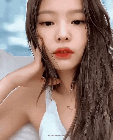 8 nữ idol xinh đến mức camera không bắt trọn được vẻ đẹp: Jennie ngoài đời thần thánh hơn, loạt búp bê sống Kbiz khiến fan sốc visual - Hình 4