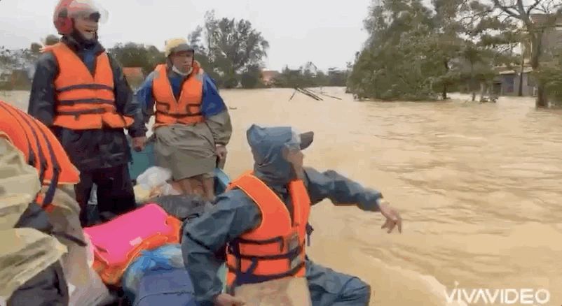 Hồ Việt Trung chính thức lên tiếng khi bị chỉ trích vì quăng quà cứu trợ cho người dân miền Trung, Tiến Luật vào trấn an - Hình 2