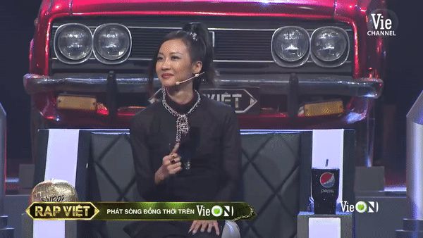 Suboi bỗng hóa thành... bà hội đồng diện áo dài, cầm quạt phe phẩy cực ngầu trên ghế nóng Rap Việt - Hình 7