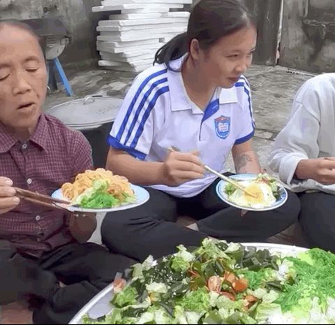 Khách ăn chực nhà bà Tân Vlog bị netizen tố nhè đồ ăn mà nói dối ngon lắm: Vì góc quay hay vì đồ bà nấu có vấn đề đây? - Hình 4