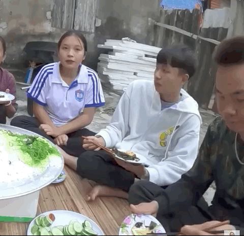 Khách ăn chực nhà bà Tân Vlog bị netizen tố nhè đồ ăn mà nói dối ngon lắm: Vì góc quay hay vì đồ bà nấu có vấn đề đây? - Hình 6