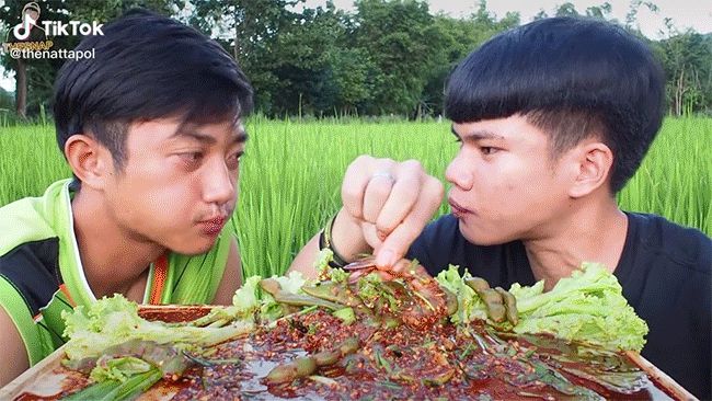 YouTuber nước ngoài nhè đồ ăn ra ngay trước ống kính: cố gắng diễn sâu lắm rồi nhưng không cố được! - Hình 2