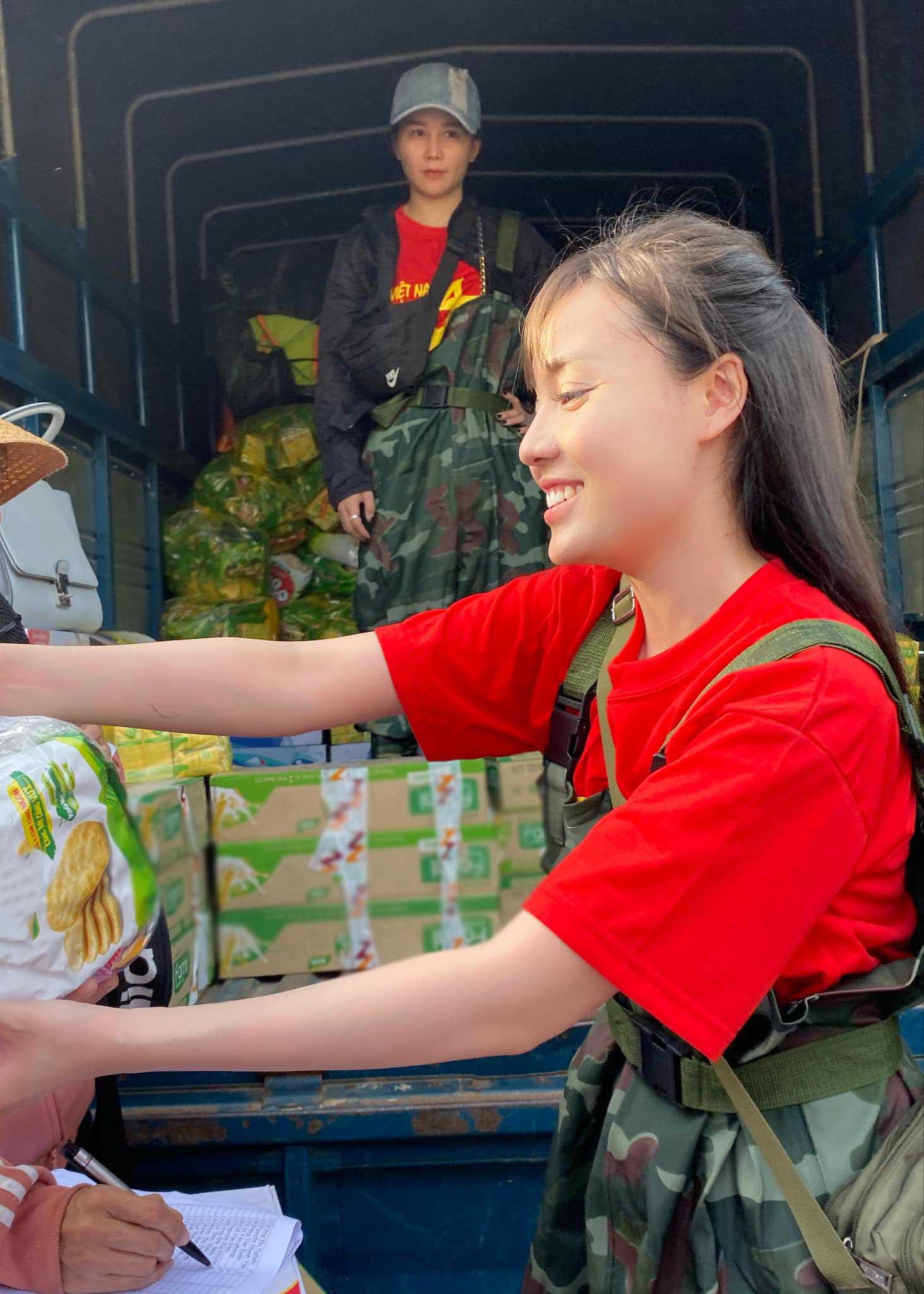 Đi cứu trợ vùng lũ, Âu Hà My không tô son điểm phấn vẫn lộ vết tích chỉnh ảnh quá tay - Hình 3