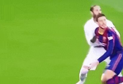 HLV Koeman phản ứng sau cú ngã của Ramos - Hình 1