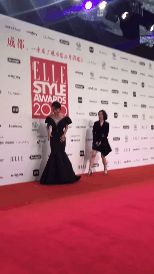 3 sự cố váy áo trên thảm đỏ Elle Style Awards 2020: Trương Gia Nghê rơi luôn khuyên tai, chị đẹp 30 Chưa Phải Là Hết giẫm cả chân lên váy - Hình 1