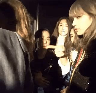 Sốc visual vì Lisa (BLACKPINK) ngoài đời: Góc nghiêng như búp bê sống, đôi chân dài khó tin đúng là báu vật hiếm có! - Hình 4