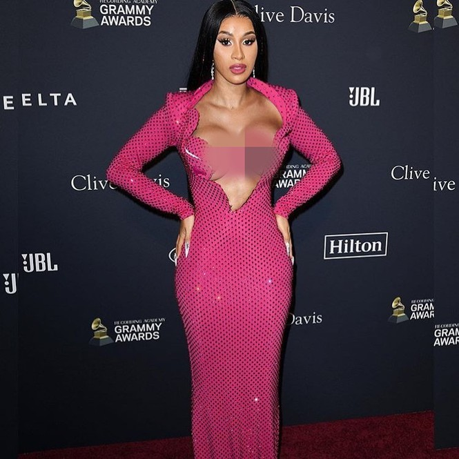 Breathtaking clip of Rapper Cardi B talking, her bust looks like it's about to jump out of her shirt - Photo 11