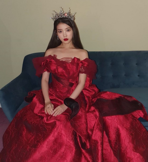 Sao Hàn mặc đẹp tuần qua: IU gây bão khi hóa nữ hoàng quyền lực, Joy trở về với thập niên 90 - Hình 2