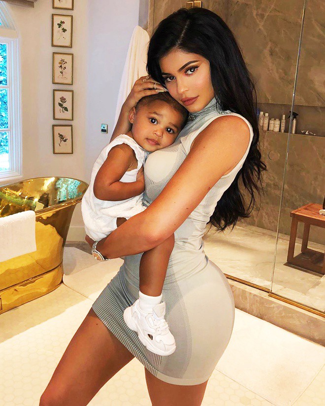 Con gái 3 tuổi của tỷ phú Kylie Jenner: Sống xa hoa, xài đồ hiệu nghìn đô - Hình 3