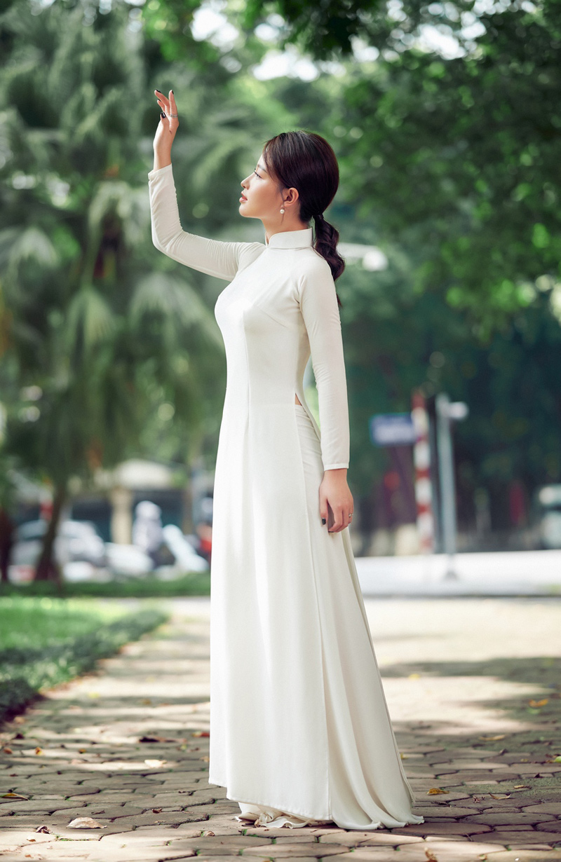Hoa khôi Giọng hát hay Hà Nội khoe nhan sắc tinh khôi trong áo dài trắng - Hình 4