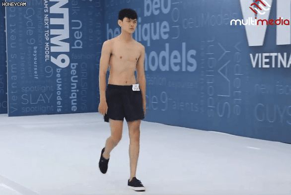 Vietnams Next Top Model: Thí sinh nam cực điển trai nhưng lại khiến Mâu Thủy khó chịu với màn catwalk mỏ vịt - Hình 1