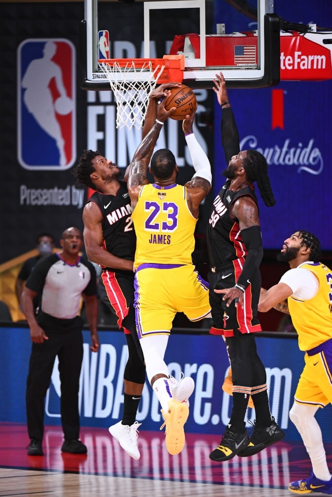 LeBron James húc ngã sao trẻ Tyler Herro để úp rổ - Hình 6