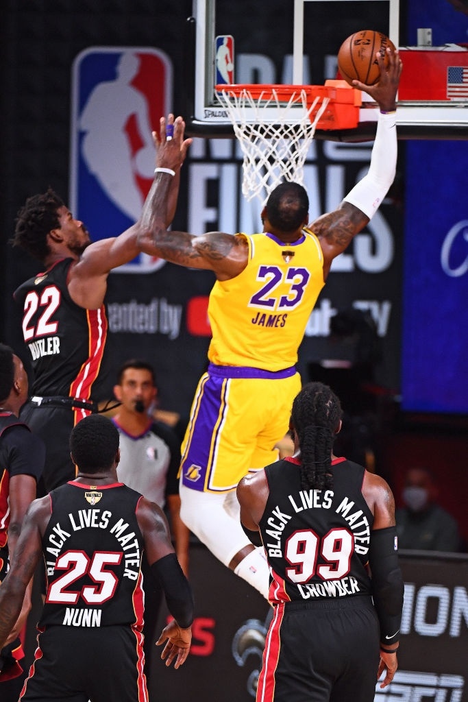 LeBron James húc ngã sao trẻ Tyler Herro để úp rổ - Hình 5