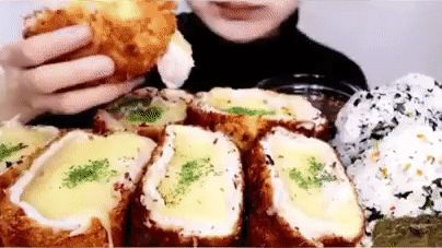 YouTuber Nhật nhổ thức ăn trong clip mukbang - Hình 1