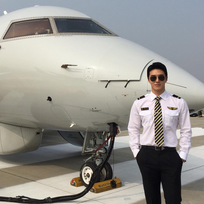 Đến từ xứ sở kim chi, các phi công Hàn Quốc luôn được chú ý đối với sự khéo léo trong việc lái máy bay. Họ đem đến cho người dân toàn cầu những chuyến bay an toàn và ấn tượng. Hãy xem và cảm nhận bằng tấm ảnh họ để biết thêm!