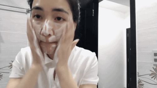 Học Hòa Minzy cách đuổi sạch mụn nhờ skincare hơn 1 tiếng mỗi ngày - Hình 7