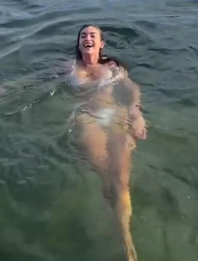 Người mẫu nội y Kelly Gale tung clip mặc bikini bơi lội giữa hồ nước lạnh giá - Hình 3