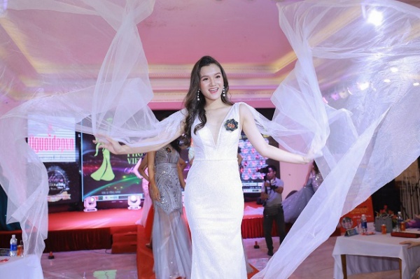 Nữ sinh 2K2 sở hữu nụ cười rạng rỡ vào Bán kết Hoa hậu Việt Nam - Hình 11
