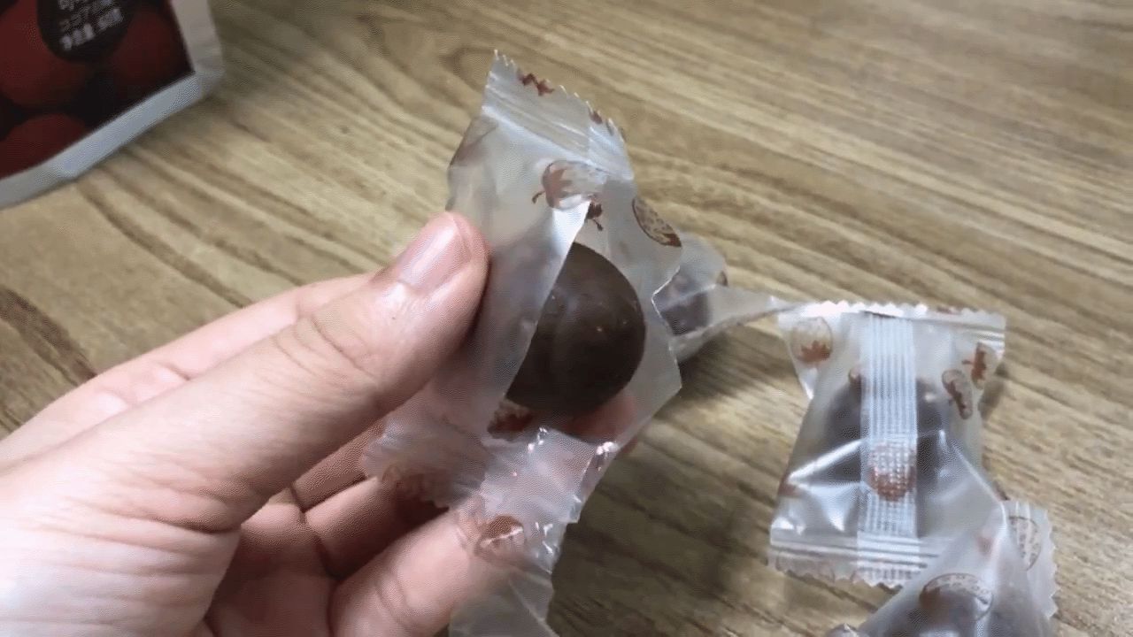 Review 2 món đối lập: Siêu cay với snack khoai tây chiên màu đen và ngọt lừ với kẹo socola bọc dâu tây, đâu mới là món ăn vặt bạn nên mua trong tầm giá dưới 100K? - Hình 11