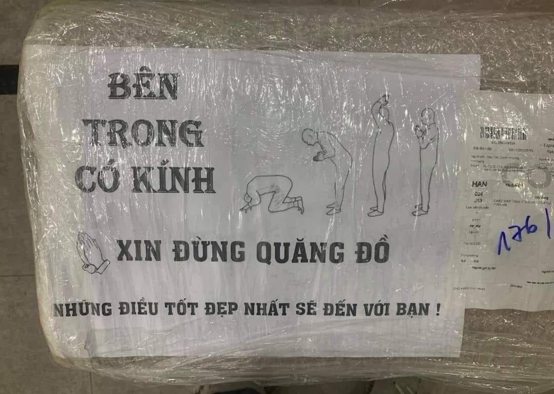 Bên trong có đồ dễ vỡ, chủ shop dán ảnh xin đừng quăng đồ cùng động tác quỳ lạy khiến ship nhìn cũng không dám quăng - Hình 2