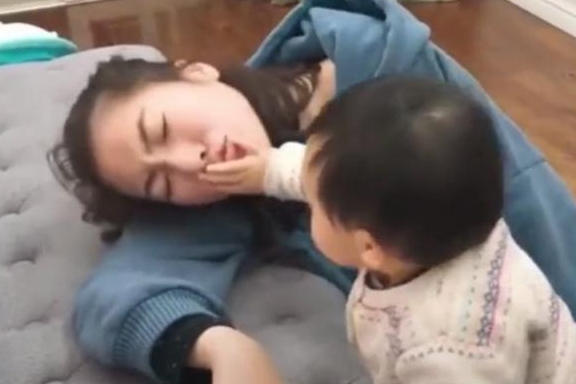Bố và mẹ giả vờ ngất để thử lòng con, phản ứng của đứa bé khiến mẹ như bị xát muối vào tim - Hình 4