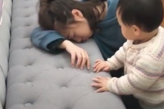 Bố và mẹ giả vờ ngất để thử lòng con, phản ứng của đứa bé khiến mẹ như bị xát muối vào tim - Hình 2