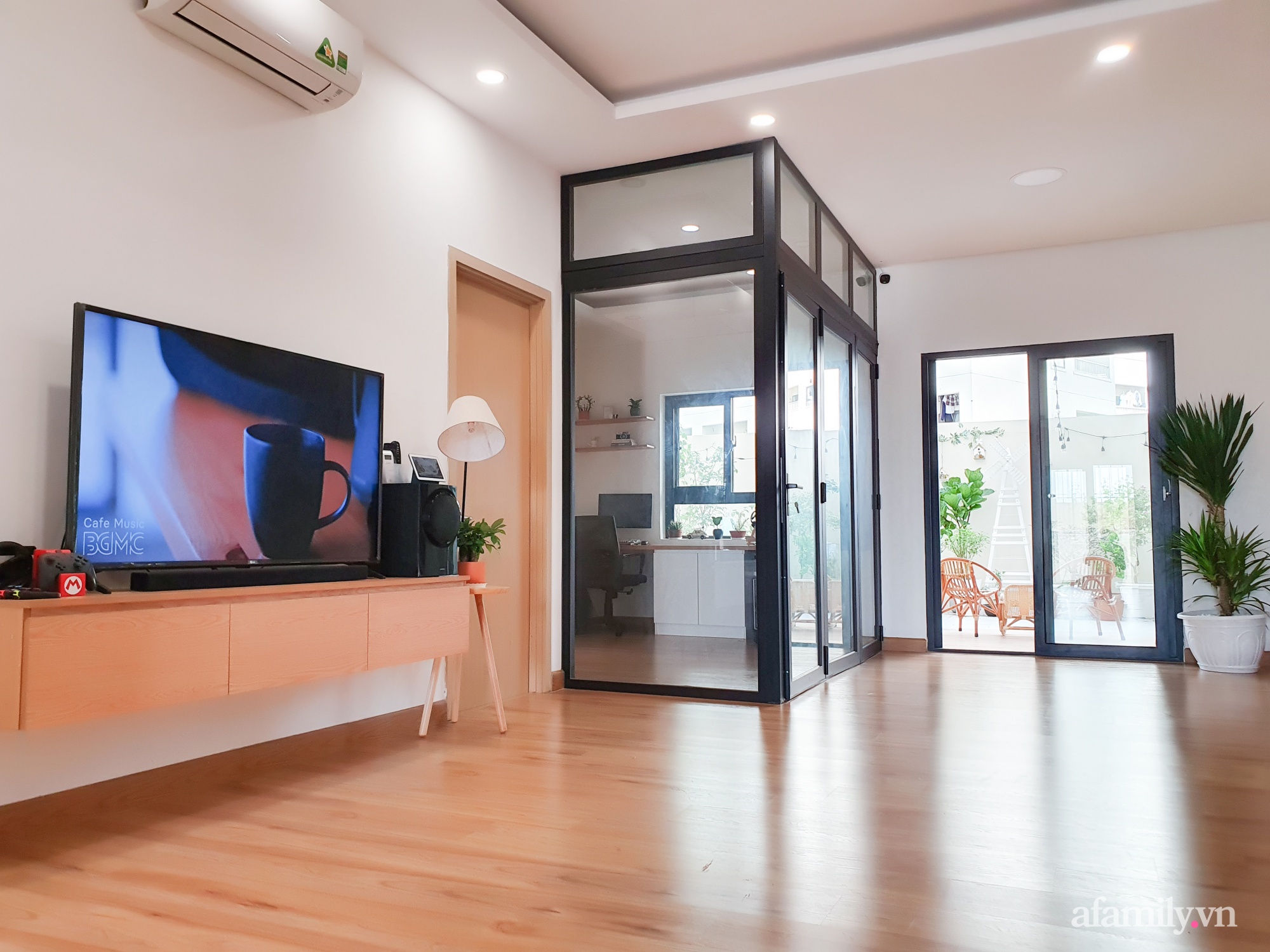 Bỏ ý tưởng mua nhà phố, đôi vợ chồng trẻ ở Sài Gòn mua hai căn hộ nhỏ liền kề rồi cải tạo lại thành không gian sống hoàn hảo - Hình 2
