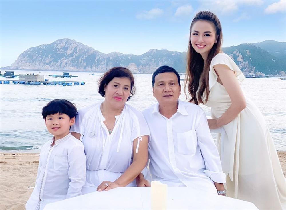 Con trai hoa hậu Diễm Hương lớn phổng phao gây ngỡ ngàng - Hình 9