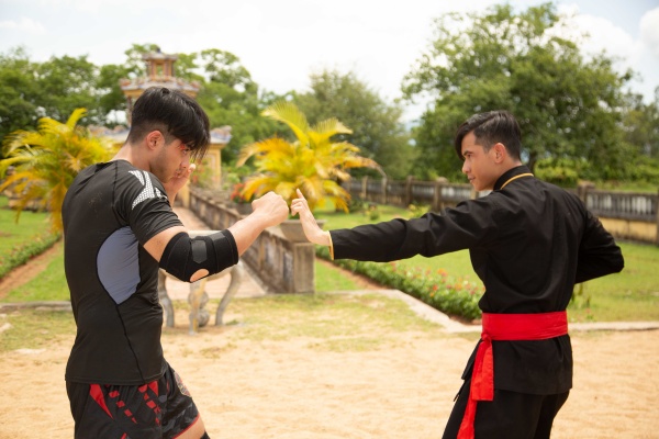 Diễn viên gốc Việt của Doctor Strange khoe cơ bắp trong Võ sinh đại chiến - Hình 2