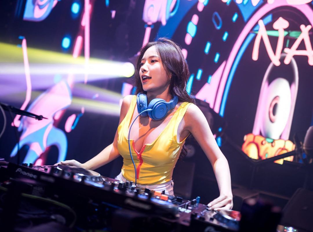 DJ hot nhất Malaysia mặc bạo cả khi chơi nhạc lẫn đời thường không sợ bị chê phô - Hình 6