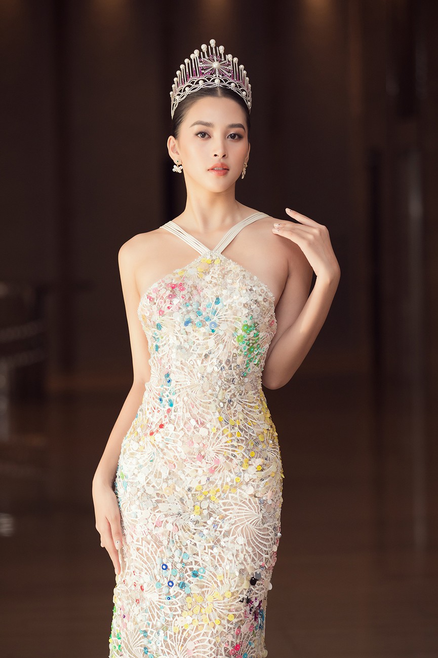 Hoa hậu Tiểu Vy diện váy yếm gợi cảm, đọ sắc cùng dàn hậu đình đám tại Vũng Tàu - Hình 3
