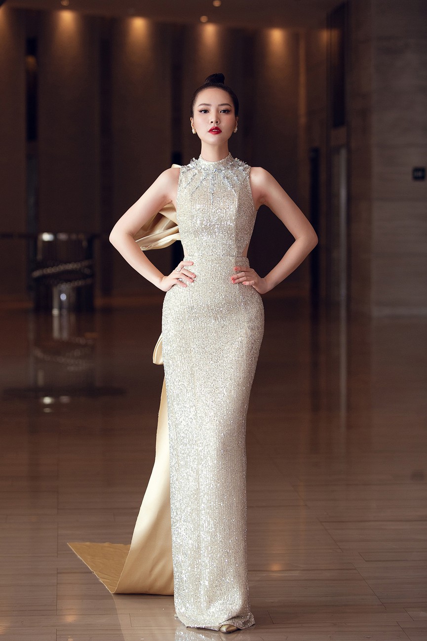 Hoa hậu Tiểu Vy diện váy yếm gợi cảm, đọ sắc cùng dàn hậu đình đám tại Vũng Tàu - Hình 8